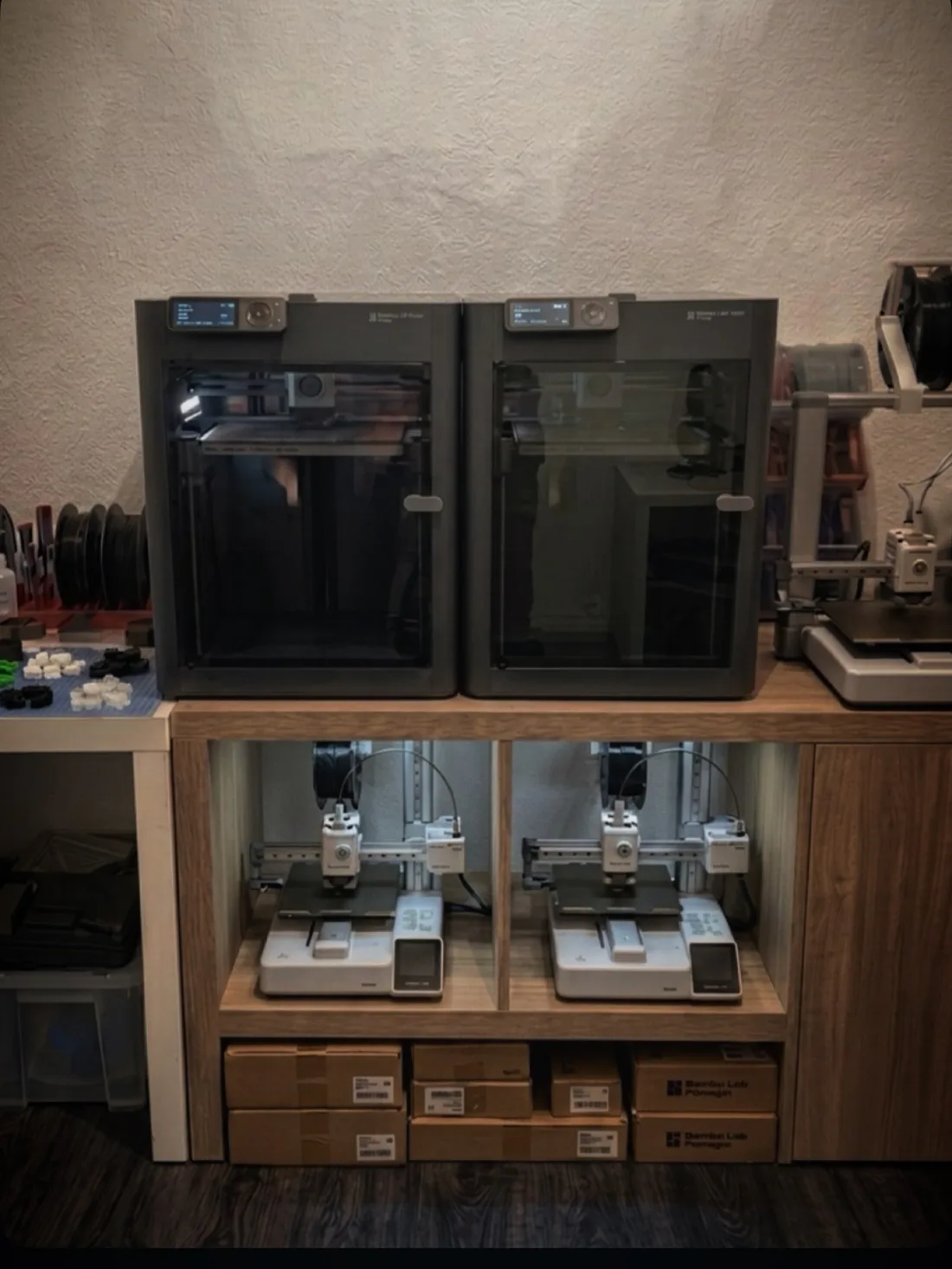 Laboratorio de OneCoreLab con impresoras 3D en un mueble de madera